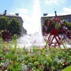 Place des Trois Evêchés fleurie et décorée par des éoliennes.