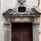 Le centre-ville Médiéval. Fronton de porte sculpté