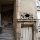 Le centre-ville Médiéval. Cours intérieur avec escalier montant en (...)