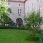 jardin de Aromatique paysagé du musée et agrémenté de sculptures.