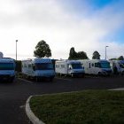 Rangée de camping-cars parqués sur l'aire de stationnement