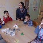 Atelier mouchoirs fantômes avec des enfants.