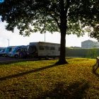Lever de soleil sur aire de stationnement de camping-car, avec différents (...)