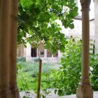 Vue du cloitre fleuri et verdoyant de la collégiale St-Gengoult.