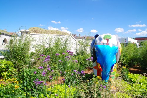 Vue de l'éléphant de HAMM-MITTE entouré de fleurs et de plantes , témoignage du jumelage avec la ville de TOUL.