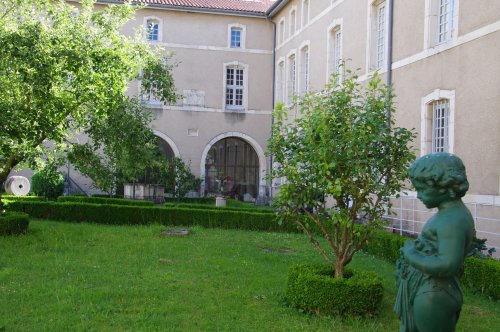 jardin de Aromatique paysagé du musée et agrémenté de sculptures.