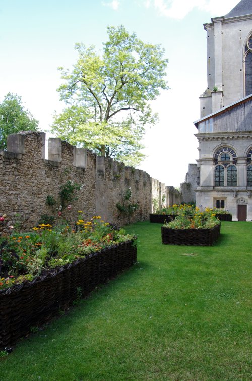 Carrés fleuris dans le Jardin René Laurent .